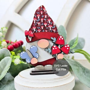 Arquivo SVG de corte a laser para Gnomo Cogumelo para Glowforge ou cortador a laser, Mini Gnomo de Madeira de 4" com Borboleta e Buquê, Bandeja Decorativa em Camadas para Prateleira