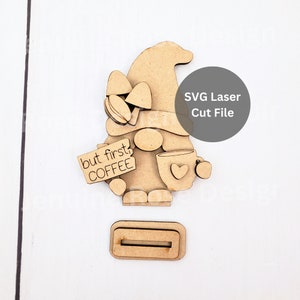 Ma il primo file di taglio laser SVG dello gnomo del caffè per laser cutter o Glowforge, gnomo in legno da 4" con tazza da caffè e cappello a fungo, scaffale per caffè