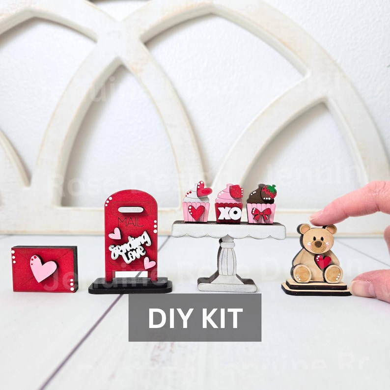 Pode incluir: Kit de artesanato para o Dia dos Namorados com uma caixa de correio vermelha, um suporte para cupcakes com tr&ecirc;s cupcakes, um urso de peluche e um pequeno envelope vermelho. A caixa de correio diz "Sending Love" e os cupcakes t&ecirc;m cora&ccedil;&otilde;es e "XO" neles.