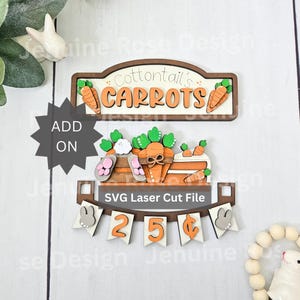 Puede incluir: Un letrero de madera con el texto "Cottontail's Carrots" y una etiqueta de precio de 2,50 €. El letrero está decorado con una cesta de zanahorias, conejos y un fondo verde frondoso. Este es un archivo de corte láser SVG digital.