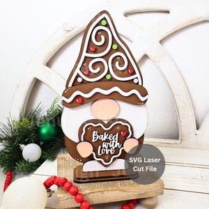 Classico file SVG per taglio laser di gnomo di pan di zenzero per Glowforge o laser cutter, 9" in legno cotto con amore, decorazione natalizia per mensole