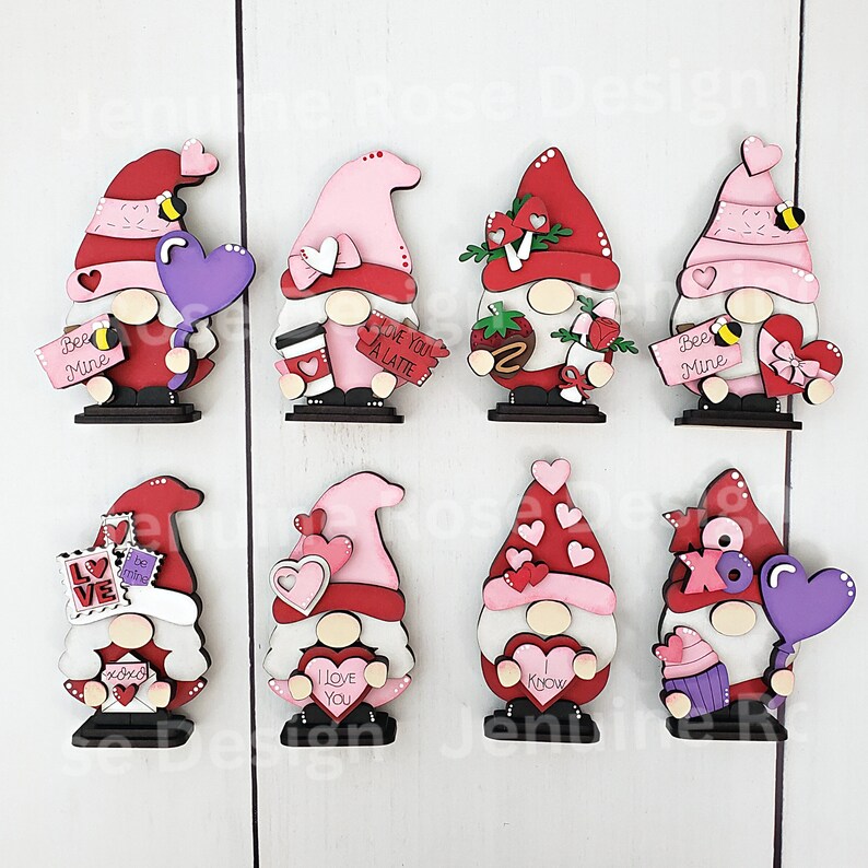 Kits de bricolaje para gnomos de San Valentín: gnomos de madera sin terminar de 10 cm con globo de corazón "Bee Mine", corazones "Te amo, lo sé" y decoración de gnomos de café para colocar en estantes. imagen 6
