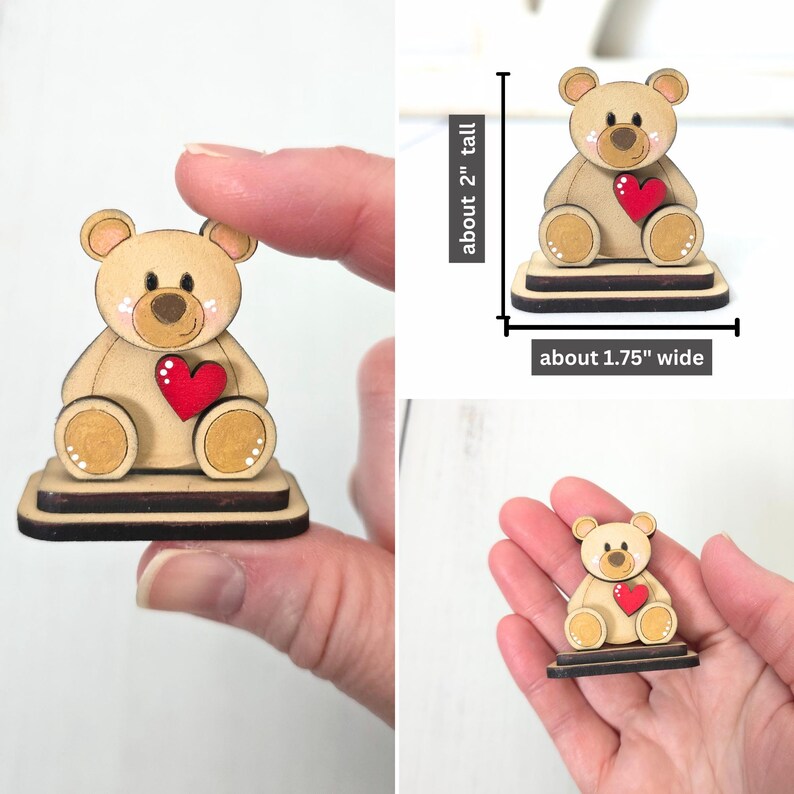 Pode incluir: Figurinha de madeira de um urso de peluche segurando um cora&ccedil;&atilde;o vermelho. O urso tem cerca de 5 cm de altura e 4,5 cm de largura.