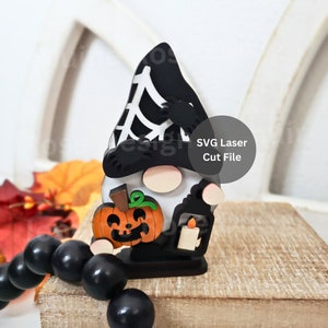 Plik SVG z wycinanym laserowo Halloween Gnome dla Glowforge lub Laser Cutter, drewniana upiorna półka Gnome z pajęczą siecią, Jackolantern i latarnią