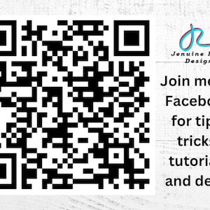 Op de afbeelding: Een zwart-witte QR-code op een witte achtergrond. De tekst "Jenuine Rose Design" staat boven de tekst "Doe mee op Facebook voor tips, trucs, tutorials en deals."