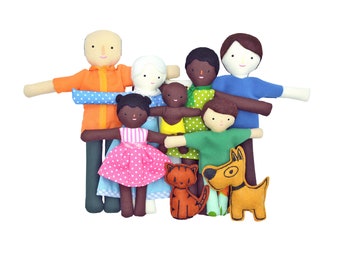 Muñecas familiares para Dollhouse plus mascotas. Familia mixta "Colores del mundo con dos mascotas" incluye un gato y un perro _ Familia de muñecas hechas a mano