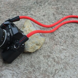 Correa de cámara de cuerda de escalada hecha a mano: detalles de cuero, película y digital