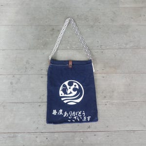 Vintage japansk indigo canvas axelväska: Återvunnet fisk- och havsvågsmönster