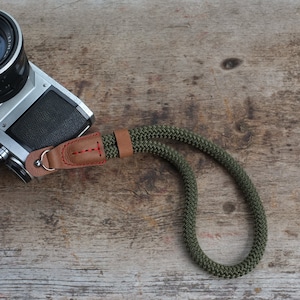 Correa de muñeca para cámara de cuerda verde oliva: detalle de cuero hecho a mano