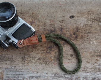 Dragonne pour appareil photo en corde vert olive : accent de cuir fait main