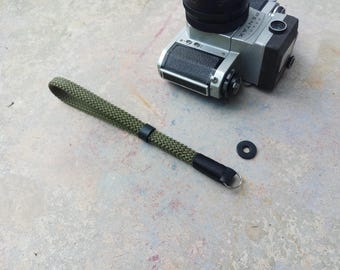 Correa de mano para cámara de cuerda de escalada verde oliva con detalles de cuero