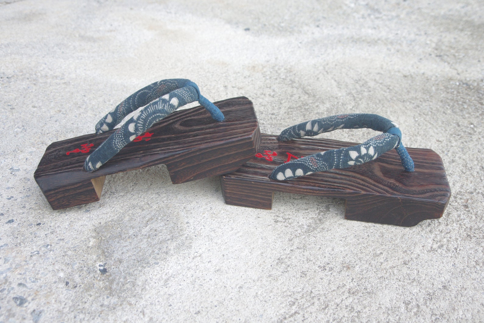 wooden zori
