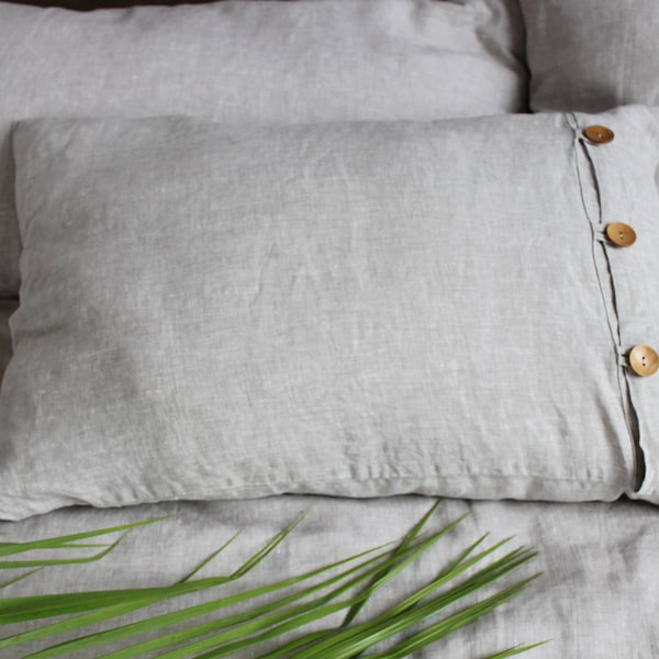 Cottage chic linen pillow sham in natural linen color, with wooden buttons closure, living room rustic decor idea