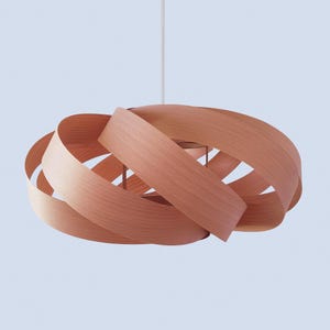 Luminária pendente escultural de madeira - Solis Beech