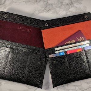 Portefeuille de voyage en cuir pour plusieurs devises. Peut également être utilisé pour des billets d'un même pays.