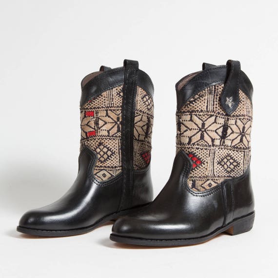 Bottines Kilim Artisanales Noires - Femmes En cuir de veau véritable - Authentique tapis Kilim Berbère Vintage - (Réf. MN4-38) | Prix Raisonnable
Bottines Kilim Artisanales Noires - Femmes En cuir de de de veau véritable - Authentique tapis Kilim Berbère Vintage - (Réf. MN4-38) | Prix Raisonnable
c27f07