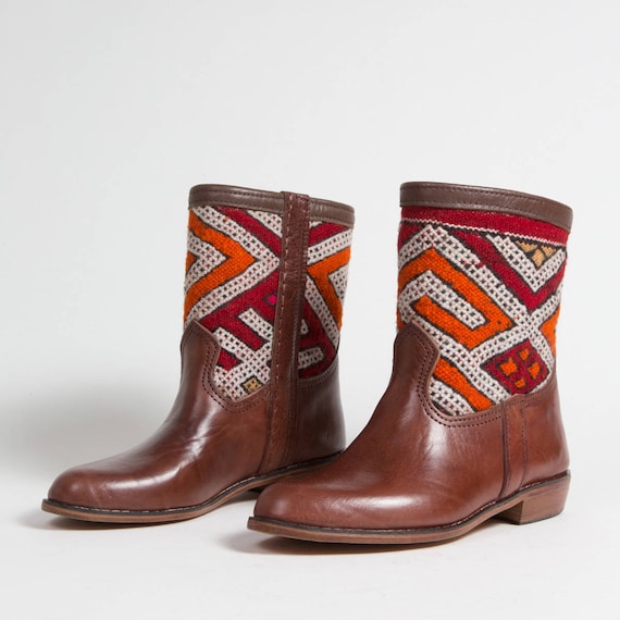 Bottines Kilim Marron Orange Rouge - Femmes - En cuir de veau véritable - Authentique tapis Kilim Berbère Vintage (Réf. CB2-38) | La Qualité Et La Quantité Assurée
Bottines Kilim Marron Orange Rouge - - - Femmes - En cuir de veau véritable - Authentique tapis Kilim Berbère Vintage (Réf. CB2-38) | La Qualité Et La Quantité Assurée
0551da