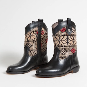 Botins Artesanais Kilim Pretos - Mulher em Couro Genuíno de Bezerro - Autêntico Tapete Berber Kilim Vintage - (Ref. MN6-38)