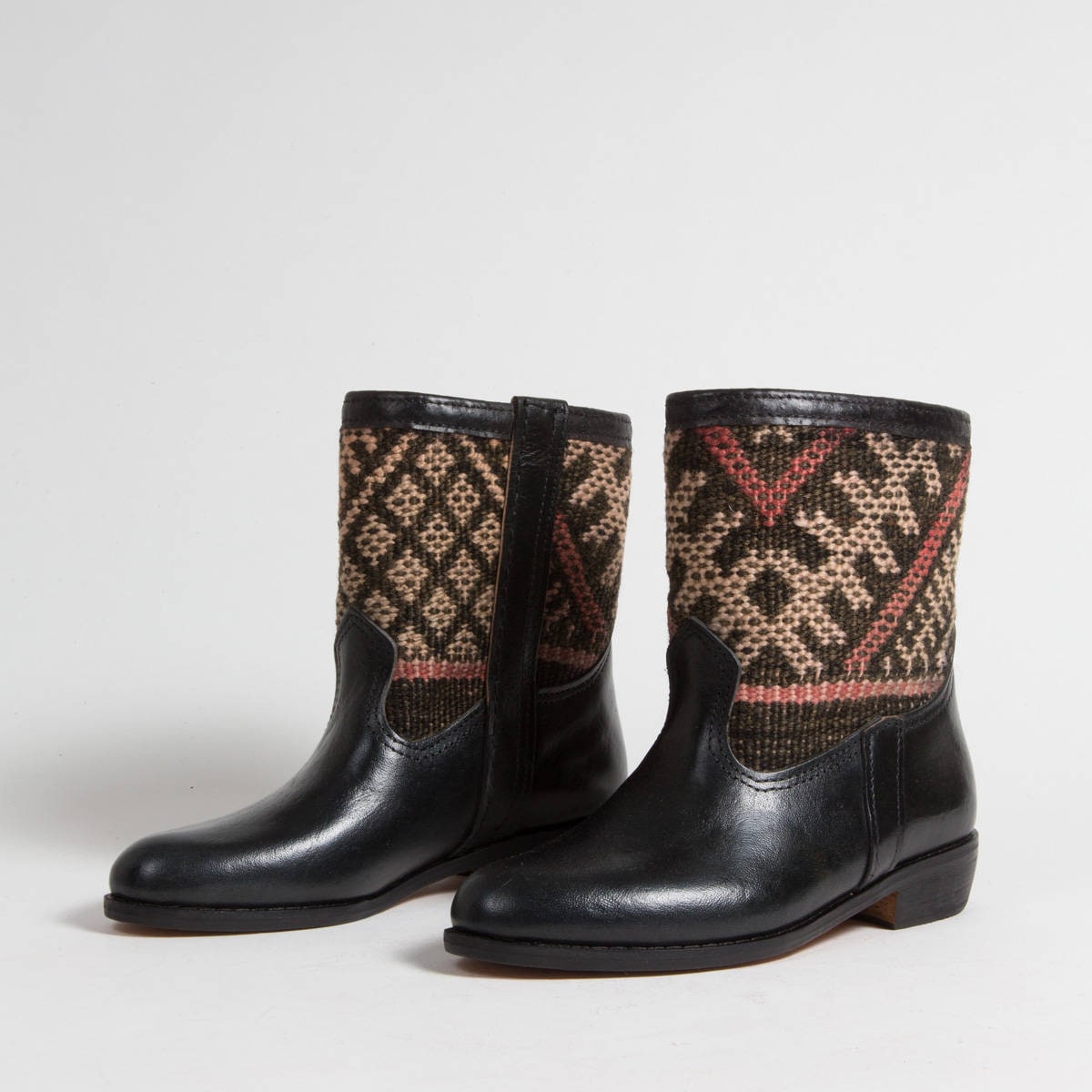 Bottines Kilim Artisanales Noires Pastel - Mujers - En cuir de veau véritable - Authentique tapis Kilim Berbère Vintage - (Réf. RPN9-38) Bottines Kilim Artisanales Noires Pastel - Mujers Mujers Mujers - En cuir de veau véritable - Authentique tapis Kilim Berbère Vintage - (Réf. RPN9-38) 2163c2