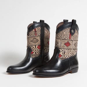 Botins Artesanais Kilim Pretos - Mulher em Couro Genuíno de Bezerro - Autêntico Tapete Berbere Kilim Vintage - (Ref. MN15-41)