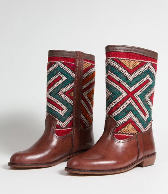 Bottes Kilim Artisanales Marron Rouge Carmin - Femmes - En cuir de veau véritable - Authentique tapis Kilim Berbère Vintage (Réf. LB7-40) | Conception Habile
Bottes Kilim Artisanales Artisanales Artisanales Marron Rouge Carmin - Femmes - En cuir de veau véritable - Authentique tapis Kilim Berbère Vintage (Réf. LB7-40) | Conception Habile
3eb6e9