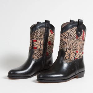 Botins Artesanais Kilim Pretos - Mulher em Couro Genuíno de Bezerro - Autêntico Tapete Berber Kilim Vintage - (Ref. MN12-40)