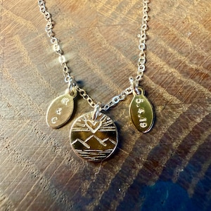 Gepersonaliseerde ketting voor stellen, ketting met berghart, sieraden met initialen en datum, jubileumcadeau
