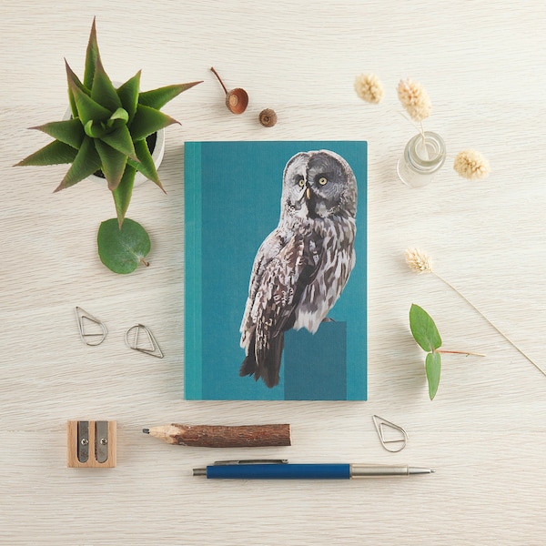 Great Grey Owl Notebook - Carnet A6 - Great Grey Owl - Woodland Notebook - Owl Notebook - Remplissage de bas - Rembourrage de bas - Bloc-notes