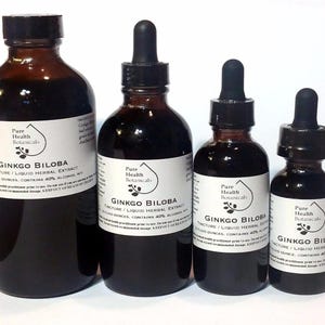 Puede incluir: Cuatro botellas de vidrio ámbar de tintura de Ginkgo Biloba con cuentagotas negros. Cada botella tiene una etiqueta blanca con el texto "Pure Health Botanicals" y "Ginkgo Biloba". Las botellas varían en tamaño.