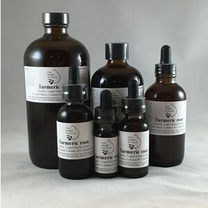 Puede incluir: Una colección de botellas de vidrio ámbar con cuentagotas negros, etiquetadas como "Turmeric" y "Turmeric root". Las botellas varían en tamaño, con etiquetas blancas y texto negro. El producto es un extracto de hierbas líquido.