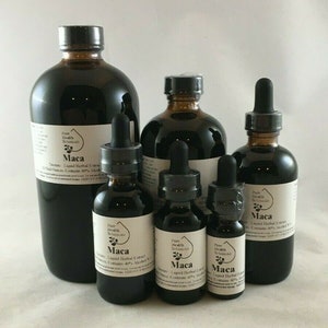 Könnte beinhalten: Fünf Glasflaschen mit flüssigem Maca-Kräuterextrakt, mit Tropfern. Die Flaschen sind in verschiedenen Größen und mit dem Text "Pure Health Botanicals Maca Liquid Herbal Extract" und "Enthält 40% Alkohol" beschriftet.