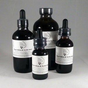 Könnte beinhalten: Vier Glasflaschen mit dunkler Flüssigkeit, schwarzen Etiketten und weißem Text. Die Etiketten lauten "Pure Health Botanicals" und "Pine Pollen & Nettle Root Tincture/Liquid Herbal Extract 4 fl ounces, Contains 40% Alcohol W/V".