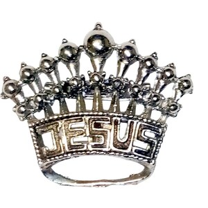 Vintage Crown JESUS Brooch – Christian Religious Pin – Silver Tone Faith Jewelry – Statement Faith Lapel Pin