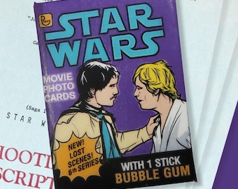 Puede incluir: Una tarjeta de intercambio de Star Wars de color morado y azul con Luke Skywalker y Han Solo. La tarjeta dice "Movie Photo Cards" y "New! Lost Scenes! 6th Series" con un chicle.