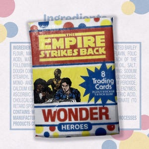 Puede incluir: Un paquete vintage de cromos de "The Empire Strikes Back". El paquete presenta un diseño rojo, amarillo y azul con imágenes de personajes de la película. Contiene 8 cromos, 1 pegatina y 1 chicle.