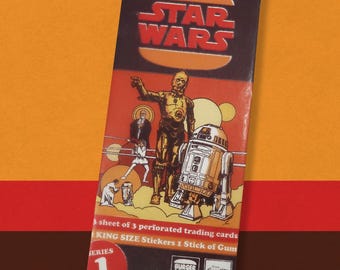 Puede incluir: Un paquete de cartas coleccionables de Star Wars vintage con C-3PO y R2-D2. El paquete incluye 3 hojas de cartas coleccionables perforadas, pegatinas de tamaño king y un chicle. El paquete es de la colección "Serie 1" de Burger King.