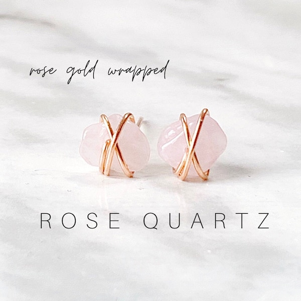 Boucles d’oreilles Rose Quartz Stud, petit cristal brut, boucles d’oreilles enveloppées de fil, clous en quartz cristal, bijoux délicats, livraison gratuite, bijoux en quartz rose