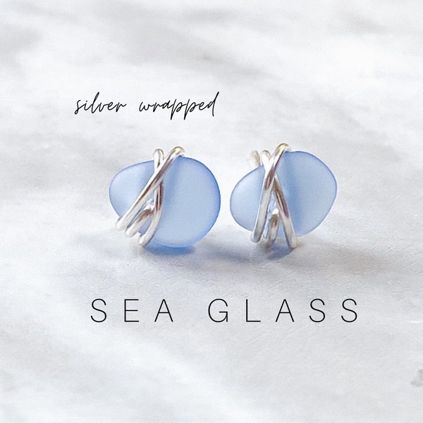 Boucles d'oreilles en verre de mer bleu, faites main, boucles d'oreilles en verre de mer, bijoux de plage, bijoux de mariée, amoureux de la mer, poteaux en argent, verre de mer bleu, fil enveloppé