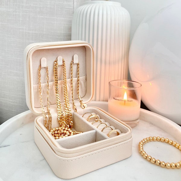 White Travel Jewelry Box,Personalized,Jewelry Case,White leather box,organizer,Letter charm,bridesmaid gift,party favor,gold jewelry box