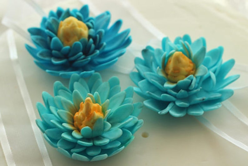 Water lily flowers edible custom made. gumpaste flowers. Etsy