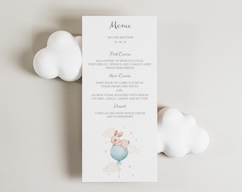 Puede incluir: Una tarjeta de menú para el bautizo de Archie, con una ilustración de acuarela de un conejito en un globo. El menú enumera un primer plato, un plato principal y un postre. Dos decoraciones blancas en forma de nube enmarcan la tarjeta.