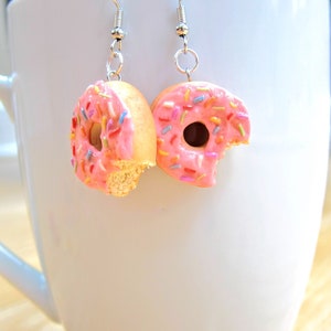 donut earrings // polymer clay food // miniature food jewelry kawaii cute pink sprinkle doughnut dangles // foodie waitress bakery gift