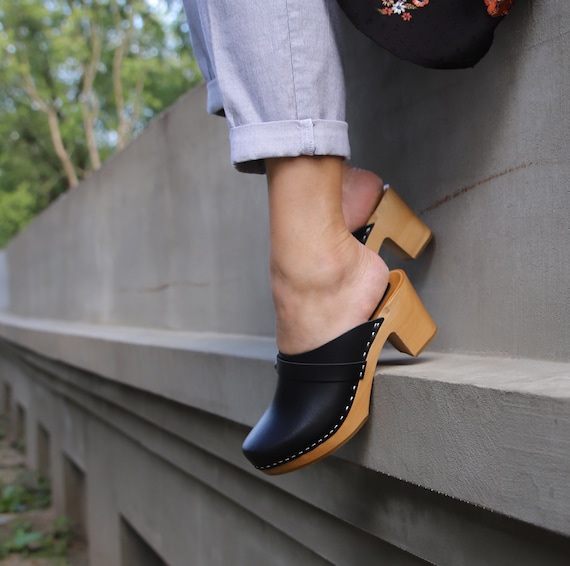 Leather mules & clogs