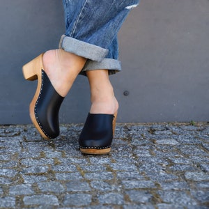 Zwart lederen klompen van Kulikstyle | handgemaakte houten klomp sandalen | Hoge hak klompen | Zweedse Klompen