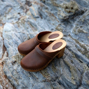 Brown clogs with strap vintage look, wooden Swedish Clogs, slingback shoes, bohemian shoes women by Kulikstyle