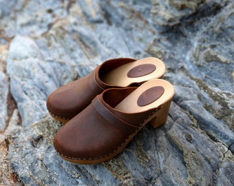 Brown clogs with strap vintage look, wooden Swedish Clogs, slingback shoes, bohemian shoes women by Kulikstyle