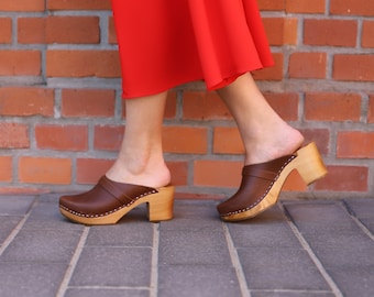 Brown clog with strap vintage look, wooden Swedish Clogs, slingback shoes, bohemian shoes women by Kulikstyle