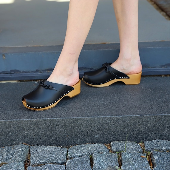 Zuecos con cadena negra para mujer mulas suecas hechas a mano por