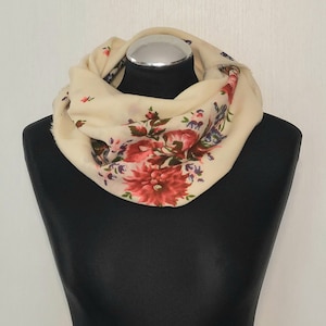 Traditionelles ukrainisches Kopftuch. Slawischer Schal. Babuschka Schal. Vintage Boho Schal. Cremeweißes Tuch mit Blumenmuster.