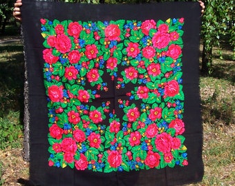 Vintage Pavlovo Posad Wool Scarf: Floral Babushka Shawl